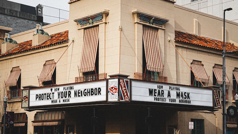 CJ CGV 유상증자, 극장 산업 위기와 팝콘 수익 구조의 비밀 4 현대적인 영화관 내부