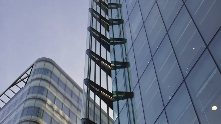 고용노동부와 관련된 현대적인 사무실 건물