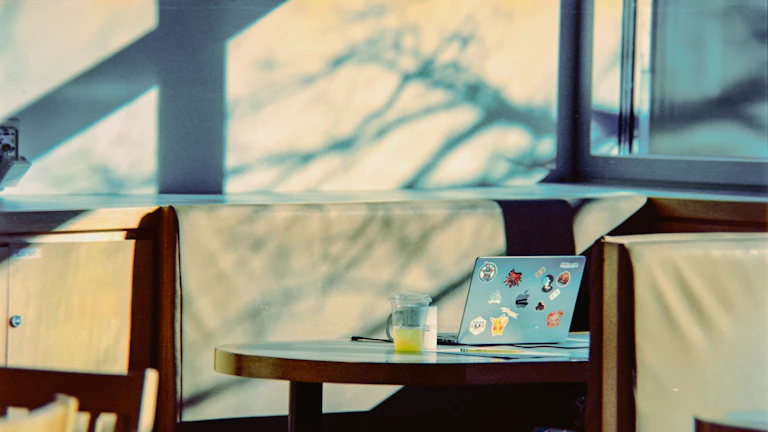 현대적이고 깔끔한 스터디카페 내부 전경