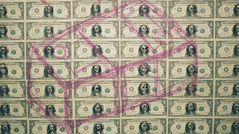 돈이 쏟아지는 모습