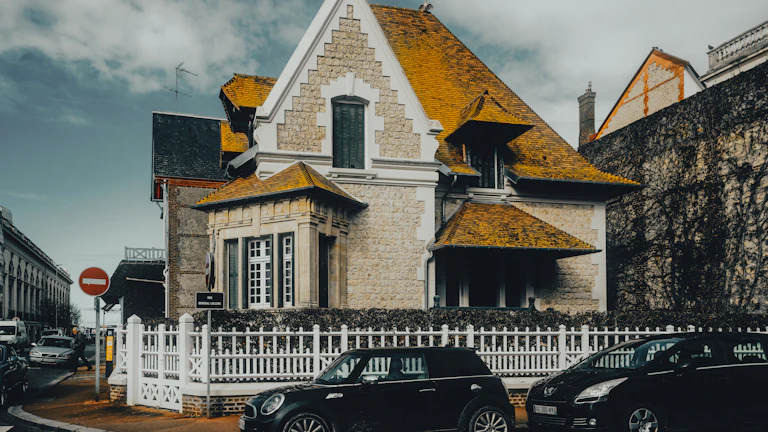 나에게 유리한 조건 찾아내는 비교 분석 2026년 2 주택담보대출 서류를 검토하는 사람