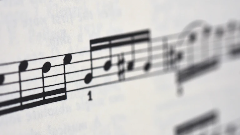 사운드클라우드 음원 수익화, 비트 메이킹으로 저작권료 받는 완벽 가이드 3 계약서에 서명하고 있는 손