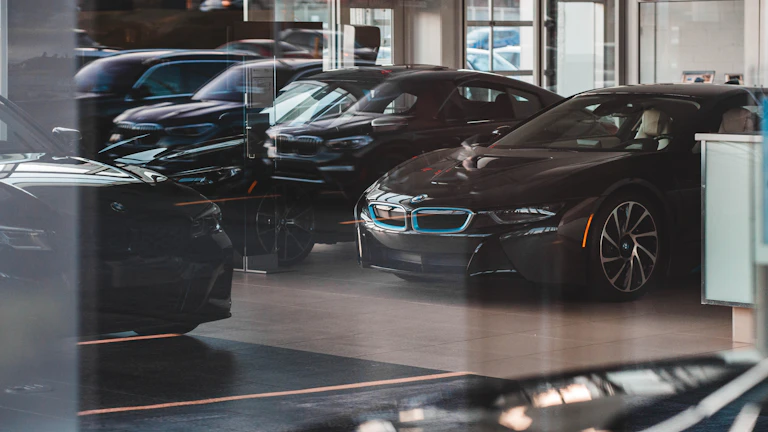 새로운 자동차 전시장에서 차량을 살펴보는 고객