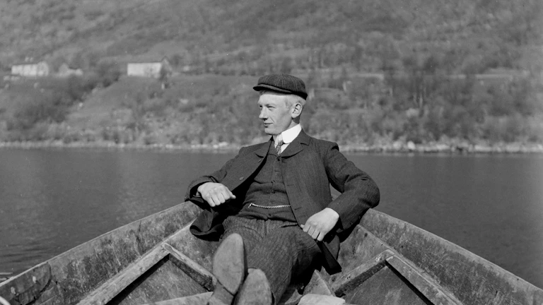 공원에서 벤치에 앉아 여유로운 시간을 보내는 노부부