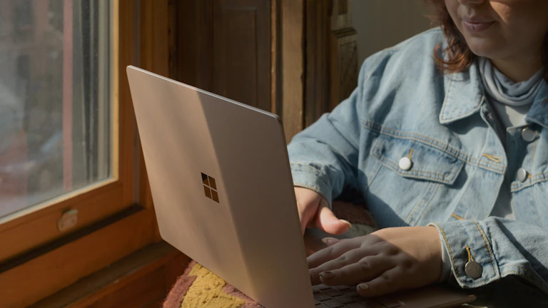 할머니가 태블릿 PC를 사용하고 있는 모습