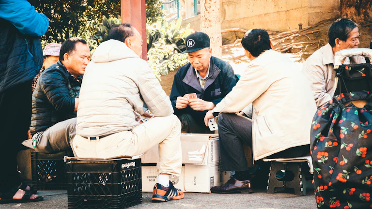 금융 서류를 논의하는 사람들