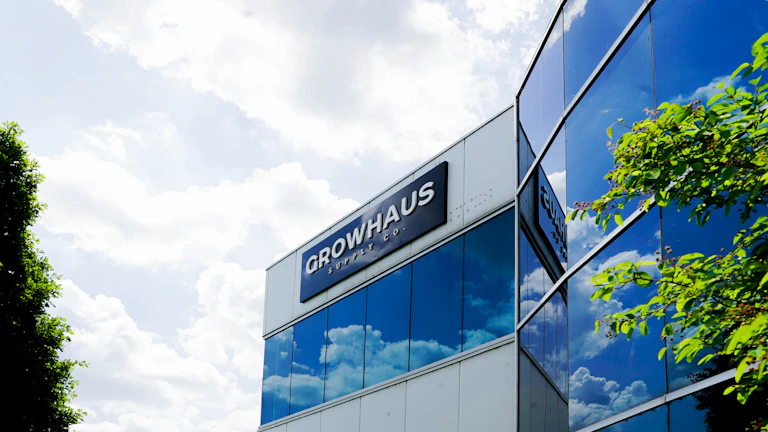 사무실에서 토론하는 사람들