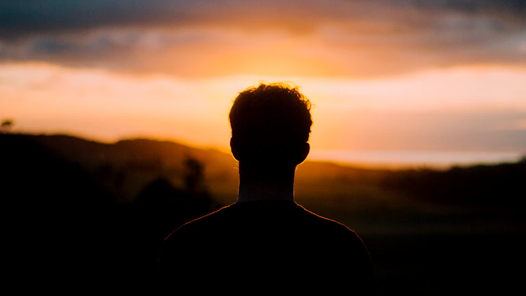 정책형 뉴딜펀드 참여 방법 및 고수익 투자 전략 (2026년) 2 투자에 대해 논의하는 사람들