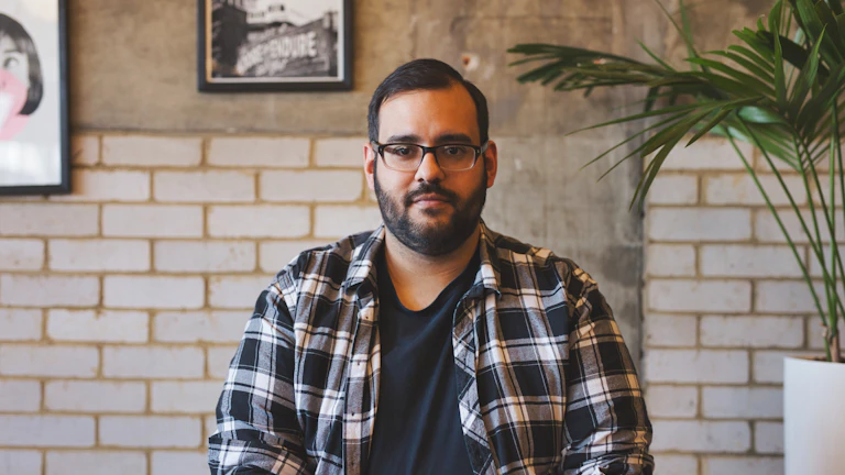 투자에 대해 논의하는 사람들