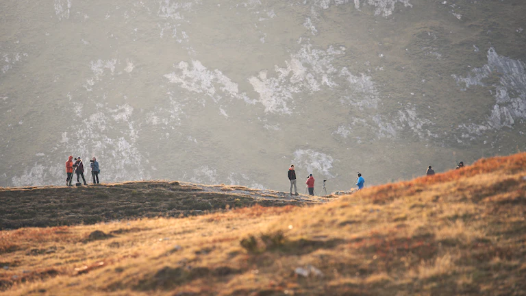 환하게 웃으며 등산을 즐기는 사람들