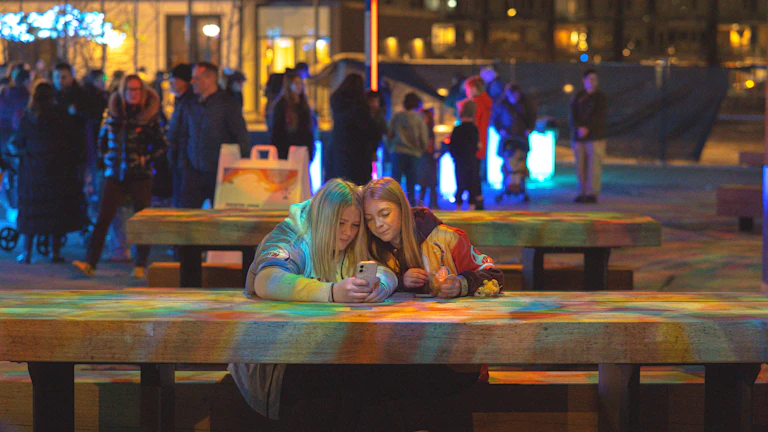 스카이패스 마일리지 숨은 혜택 100% 활용법 2 스마트폰을 보고 있는 사람들