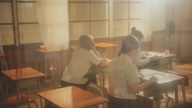 중요한 서류를 꼼꼼히 검토하는 사람들