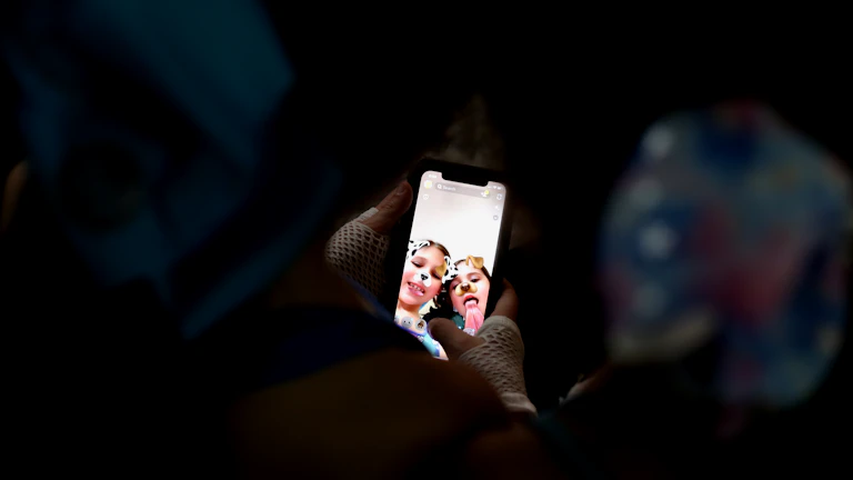 스마트폰으로 영상을 시청하는 사람들