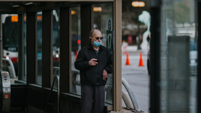 휴대폰으로 상대방 프로필을 확인하는 사람