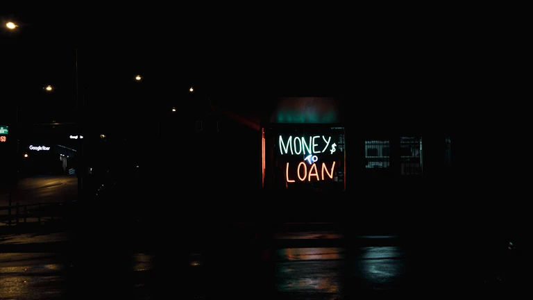 노트북으로 대출 서류를 비교하는 사람