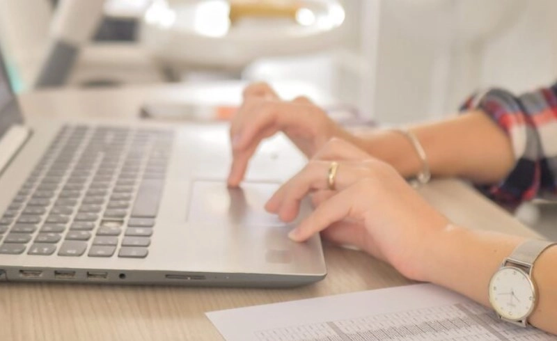 온라인 신청서에 정보를 입력하는 사람