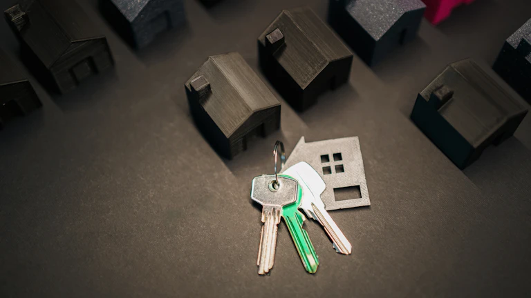 새로운 집 열쇠를 들고 있는 사람