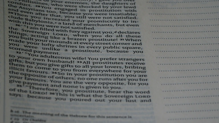 가상자산 거래 기록 서류를 정리하는 사람