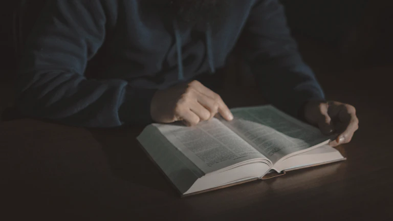 계약서를 꼼꼼히 읽는 사람