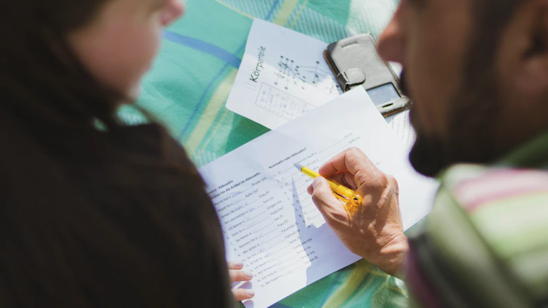 대출 서류에 서명하는 사람