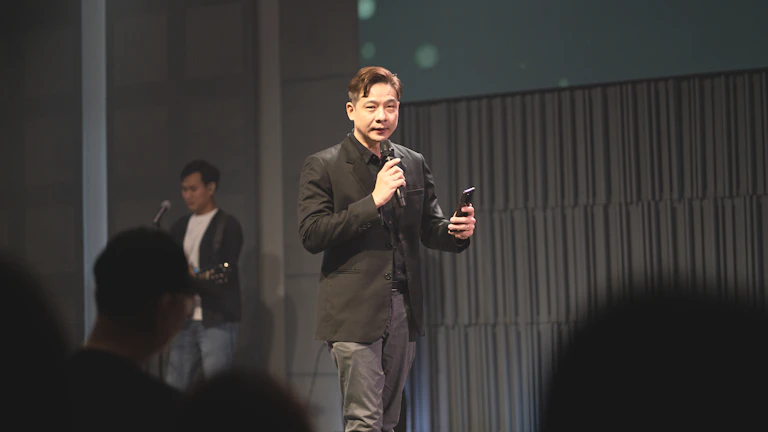 마이크에 대고 말하는 사람의 모습