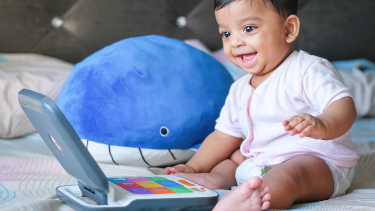 노트북을 사용하며 미소 짓는 사람