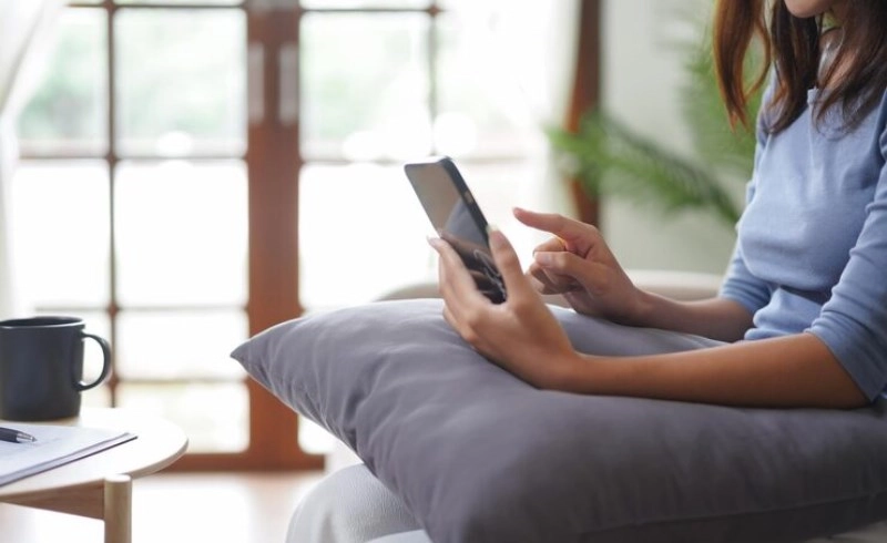 모바일 앱으로 청약 공고를 설정하는 사람의 손