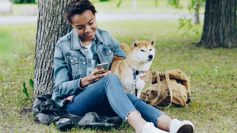 스마트폰으로 주차 요금을 결제하는 모습