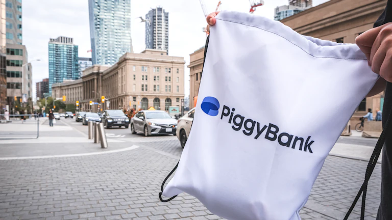 동전이 담긴 돼지 저금통