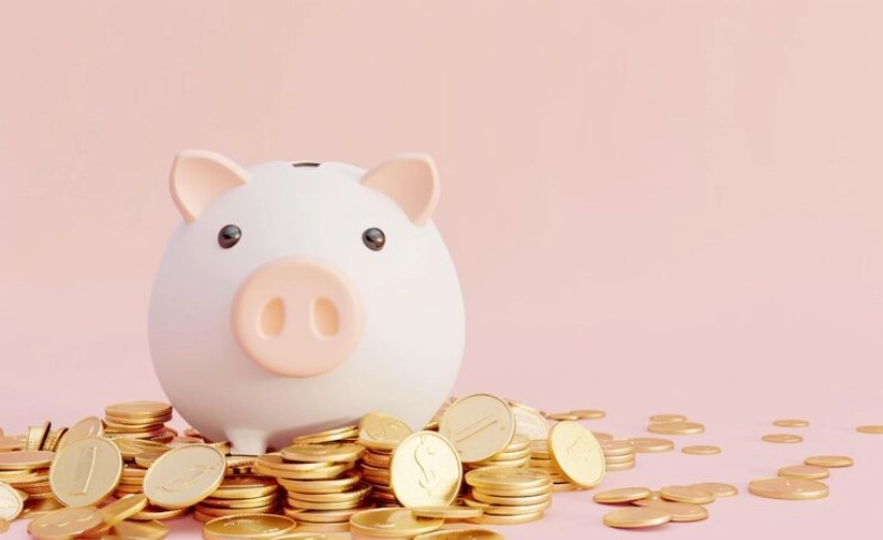 동전이 있는 돼지 저금통