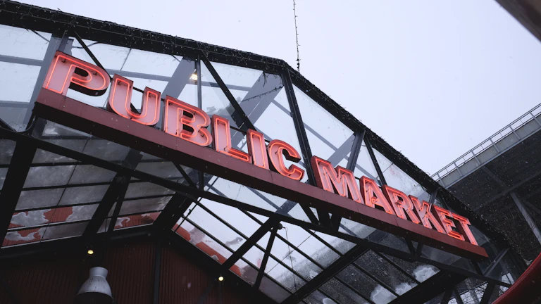 저금리 대출로 이자 부담 확실히 줄이는 법 (2026년) 1 공무원이 대출 신청서를 작성하고 있는 모습