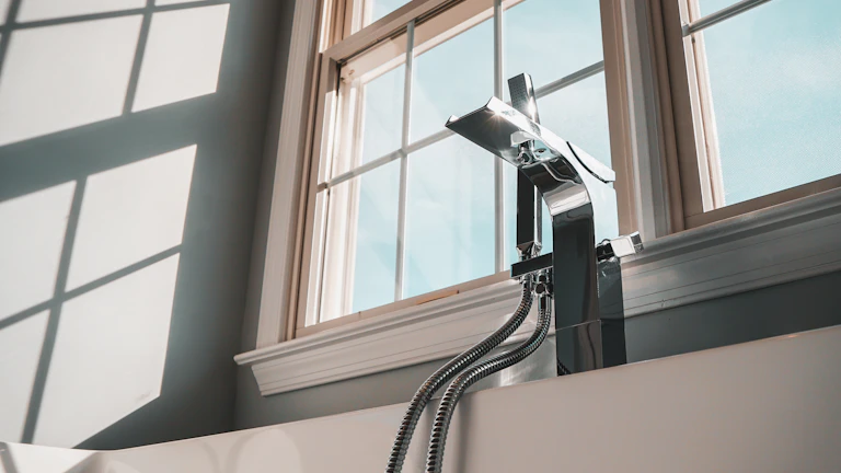 실내 테니스장 창업 비용, 층고 4m 이상 상가 매물 구하는 팁 완벽 가이드 4 부동산 전문가와 상담하는 모습