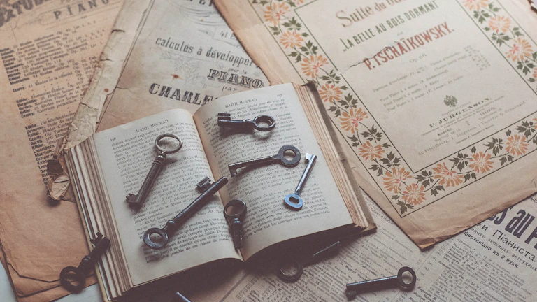 부동산 계약서와 열쇠가 놓여 있는 책상 위의 모습