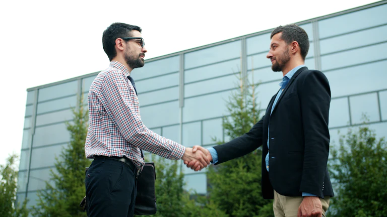 부동산 거래 성사 후 악수하는 모습