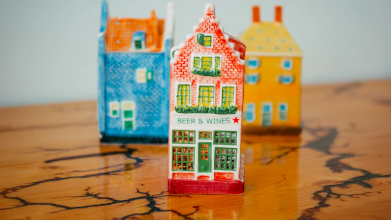 1기 신도시 재건축, 선도지구 지정 예측 및 분당 일산 용적률 상향 혜택 총정리 3 부동산 투자 전략을 세우는 전문가의 모습