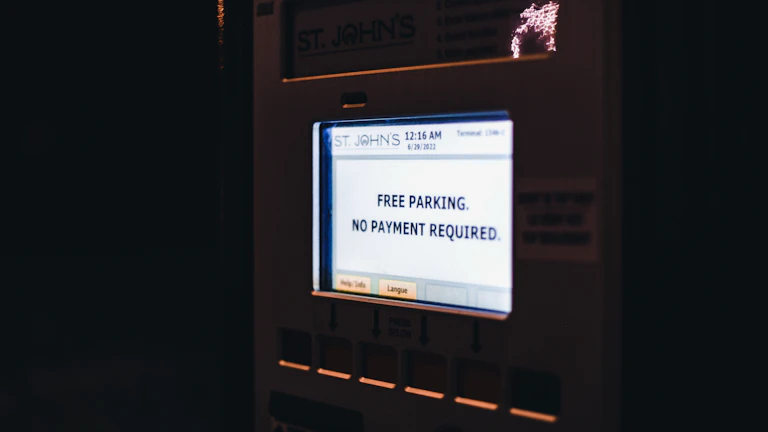 전세 보증금 관련 서류를 꼼꼼히 확인하는 사람