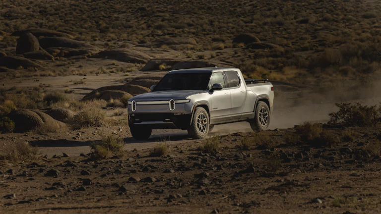 리비안(RIVN), 전기차 생산량 목표 달성 여부와 아마존 배송차 독점 계약의 핵심 포인트 3 r1s-mountain - 험준한 산악 지형을 주행 중인 리비안 R1S SUV