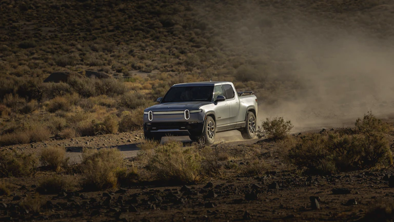 리비안(RIVN), 전기차 생산량 목표 달성 여부와 아마존 배송차 독점 계약의 핵심 포인트 1 assembly-line - 리비안 일리노이 공장에서 차량을 조립 중인 생산 라인 모습