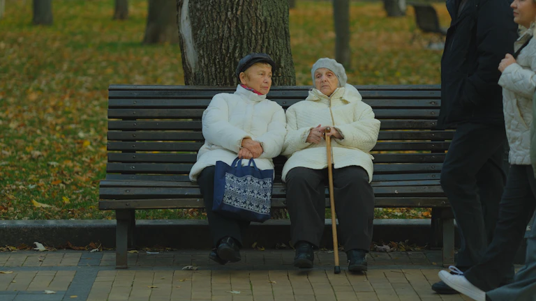 재정 상담을 하는 노부부