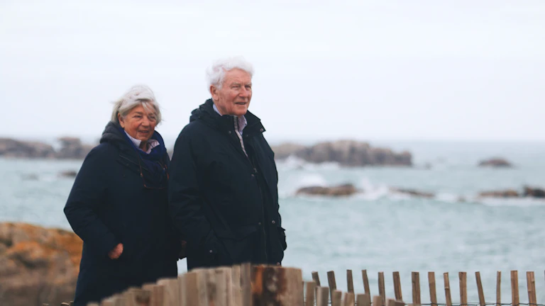 은퇴 후 여유로운 시간을 보내는 노부부