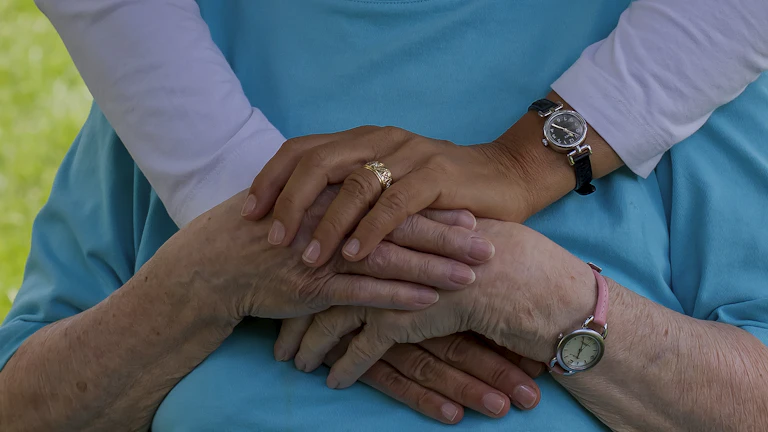 평화롭게 손을 잡고 있는 노부부