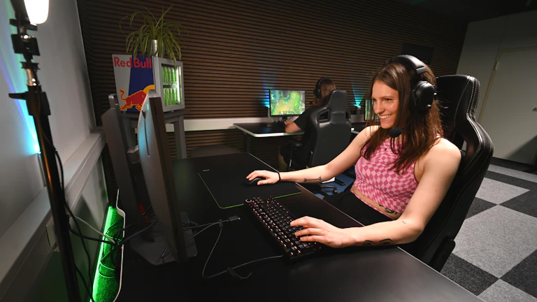 컴퓨터를 보며 심각한 표정을 짓는 여성