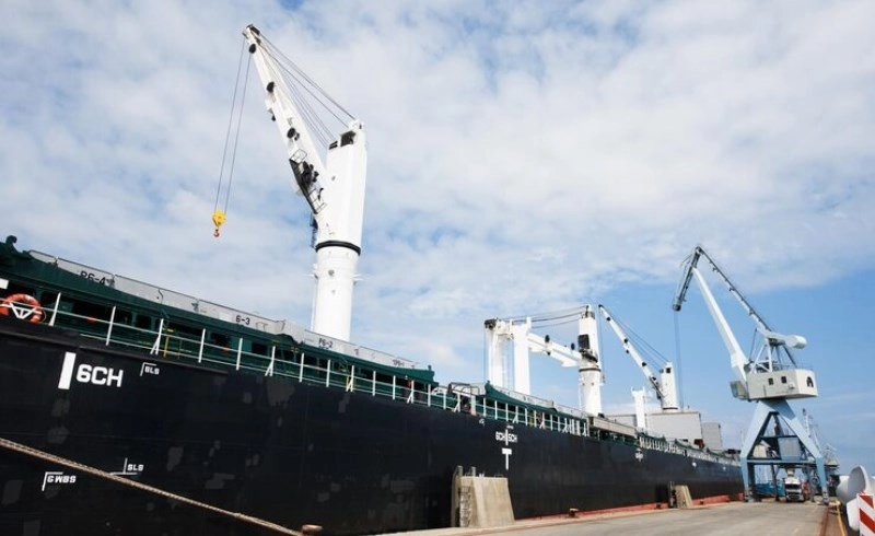 조선주 슈퍼사이클, 신조선가 지수와 수주 잔고의 상관관계 분석 및 투자 가이드 2 조선소 야드에서 대형 크레인이 선박 블록을 조립하는 모습