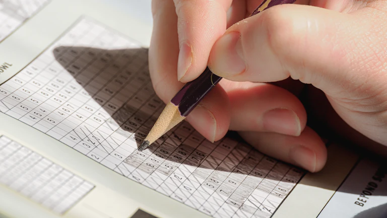 주택연금 수령액 계산하고 매달 평생 월급 받는 실전 가이드 (2026년) 2 계약서에 서명하는 모습