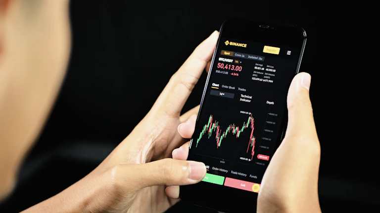 스마트폰으로 뱅킹 앱을 사용하는 모습