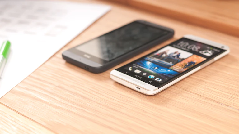 스마트폰으로 보험 대출을 신청하는 모습