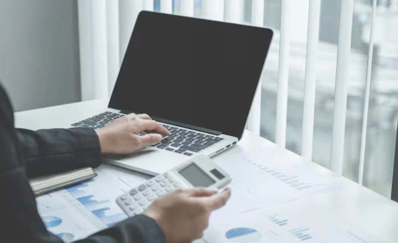 주식 물타기 계산기 활용법, 평단가 낮추고 탈출하는 필승 분할 매수 전략 3 노트북 화면에 주식 계산기가 켜져 있는 모습