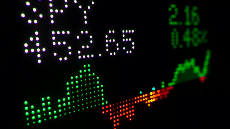 주식 시장 그래프와 분석하는 사람들