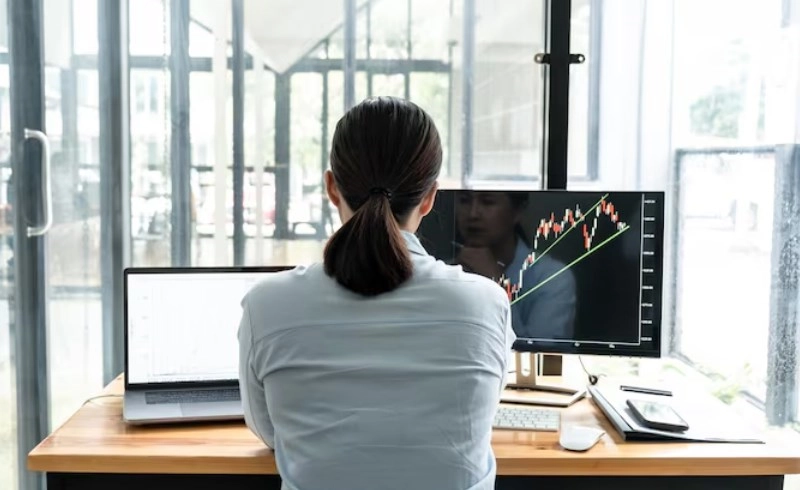 주식 차트를 분석하며 매매 전략을 세우는 전문가