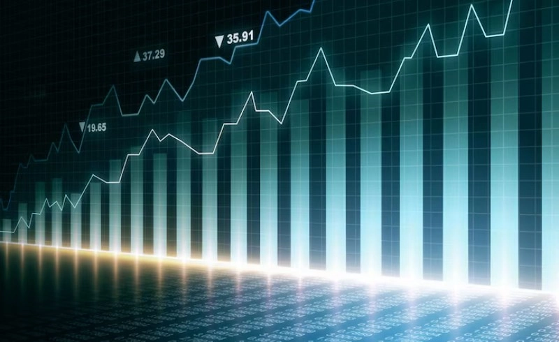 우상향하는 주식 차트와 돋보기를 활용한 정밀 분석 이미지